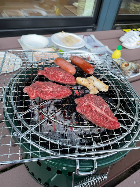 七輪で肉を焼いている写真